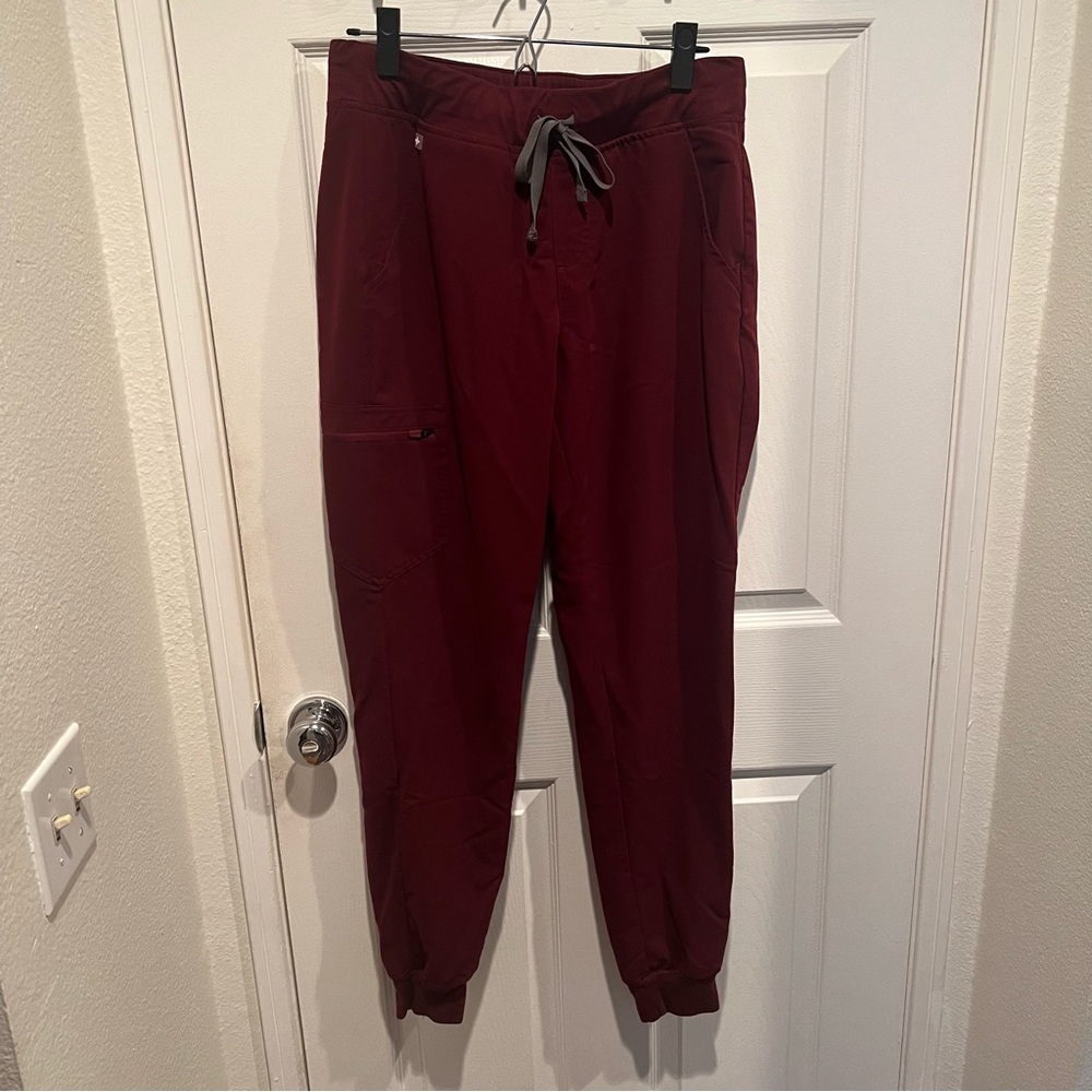 Figs Jogger Scrub Pants in Maroon. Size M Tall.